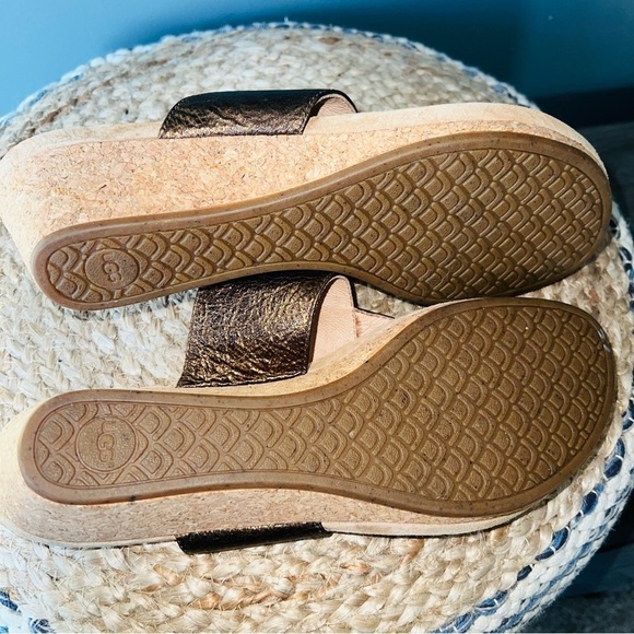 UGG Australia Briella Bronze T-Strap Sandals - Picture 7 of 8